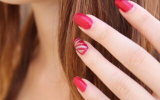 Comment coller des faux ongles sans colle ?