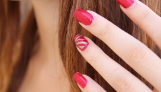 Comment coller des faux ongles sans colle ?