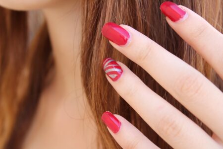 Comment coller des faux ongles sans colle ?