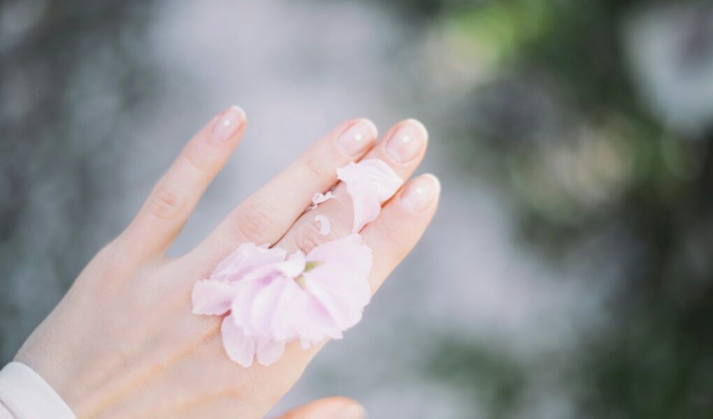 Adoptez une routine simple incluant nettoyage, hydratation, protection et soins spécifiques pour préserver la beauté des mains au quotidien.