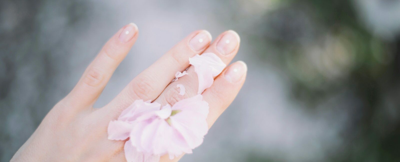 Adoptez une routine simple incluant nettoyage, hydratation, protection et soins spécifiques pour préserver la beauté des mains au quotidien.